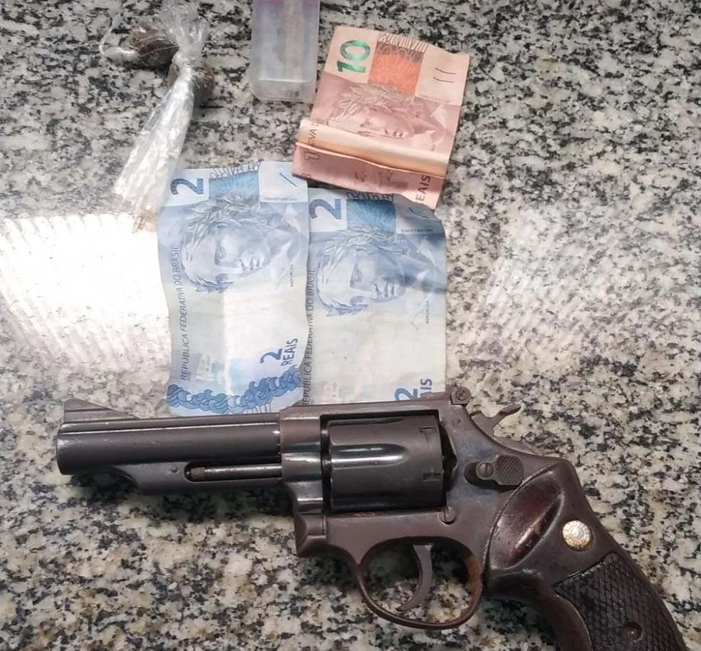Polícia disse ter encontrado arma de fogo com adolescente — Foto: Divulgação/Polícia Militar
