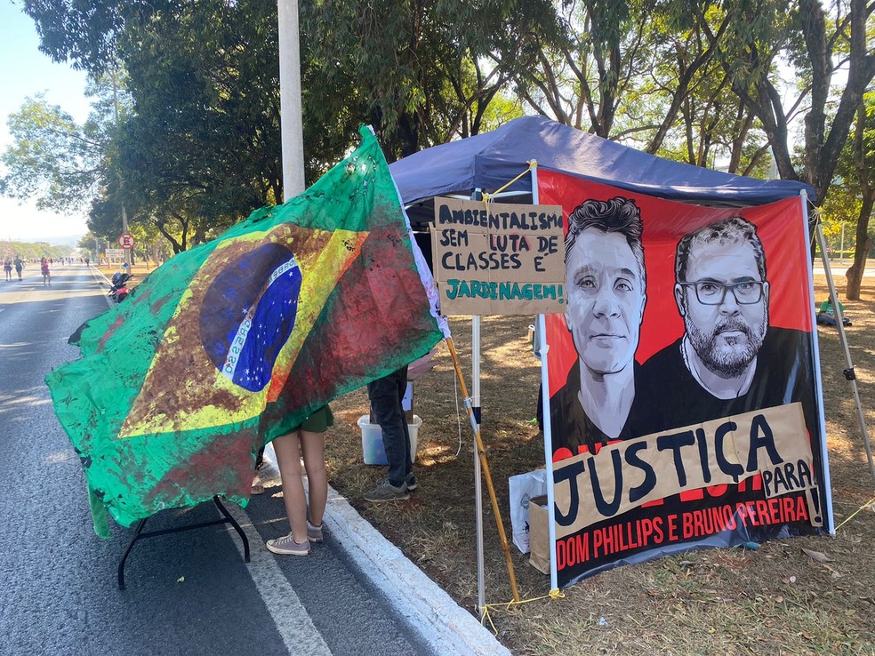 Cartazes pedem justiça por Bruno Pereira e Dom Phillips, durante ato em Brasília — Foto: Guilherme Mazui/g1 DF