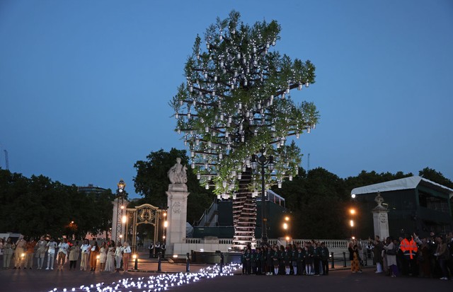 LONDON, ENGLAND - JUNE 02: A general view of the "Tree Of Trees" created by Designer Thomas Heatherwick at The Principal Beacon at Buckingham Palace on June 02, 2022 in London, England. The Platinum Jubilee of Elizabeth II is being celebrated from June 2  (Foto: Getty Images)