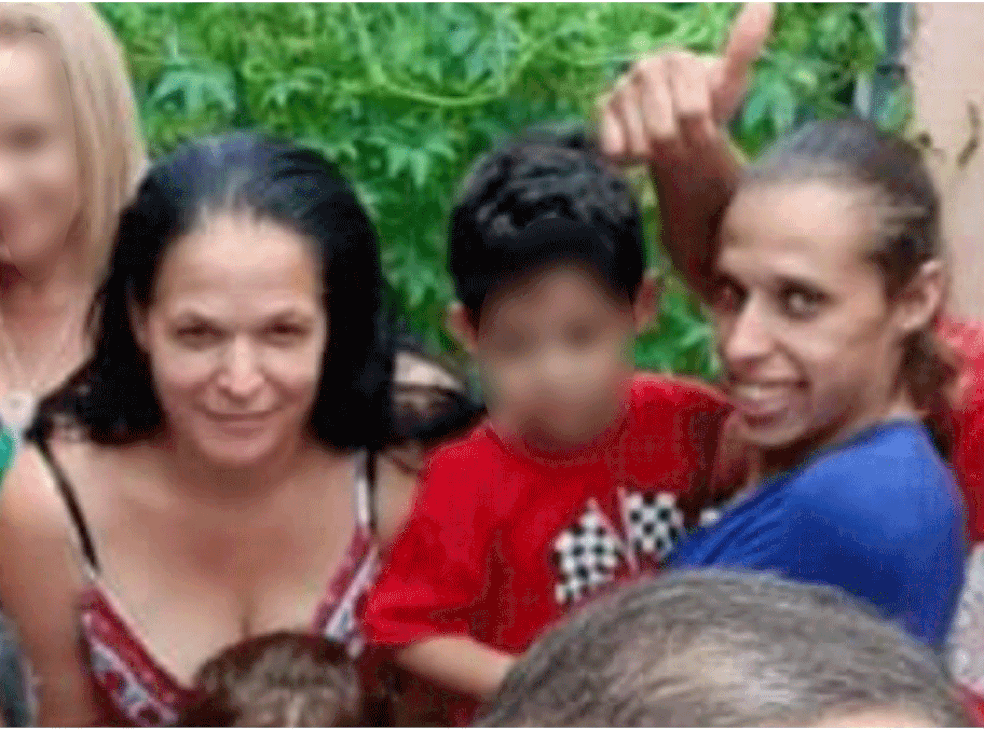 Roseli Bispo (à esquerda, de vestido) e sua filha Thaís Oliveira (à direita, de azul): 'Não estamos acreditando no que aconteceu’, diz Thaís sobre o assassinato da mãe no Metrô de SP  — Foto: Reprodução/Arquivo pessoal