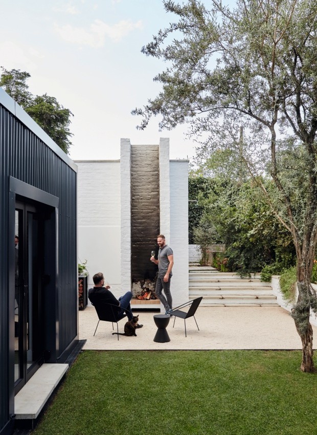 As jardineiras cilíndricas, projetadas por Nico e Christo, reforçam o vocabulário modernista implantado na casa (Foto: Greg Cox / Bureaux.CO.ZA)