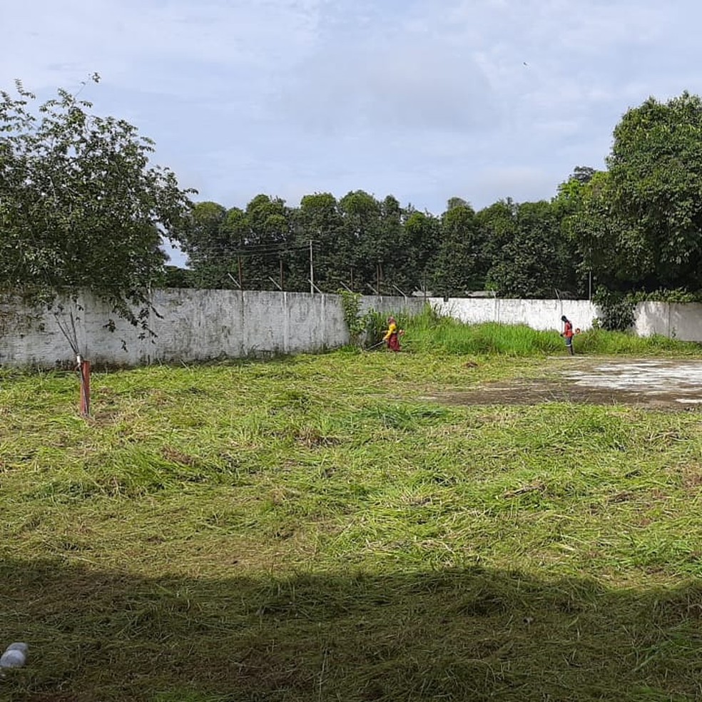 Equipes da prefeitura iniciaram trabalho de limpeza do parque Wildy Viana, neste domingo (3) — Foto: Cláudio Falcão/arquivo pessoal
