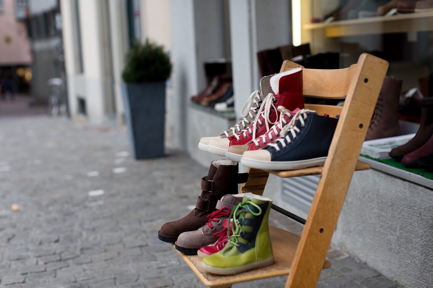 Organizar os sapatos por ordem de uso e de moradores é uma saída (Foto: Unsplash / Ozgu Ozden / CreativeCommons)