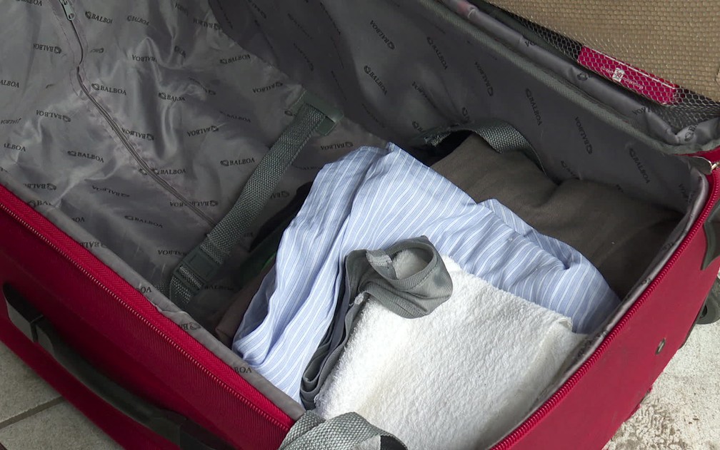 Na mala que carrega pelo Grande Recife, Seu Zeca guarda roupas e documentos â€” Foto: ReproduÃ§Ã£o/TV Globo