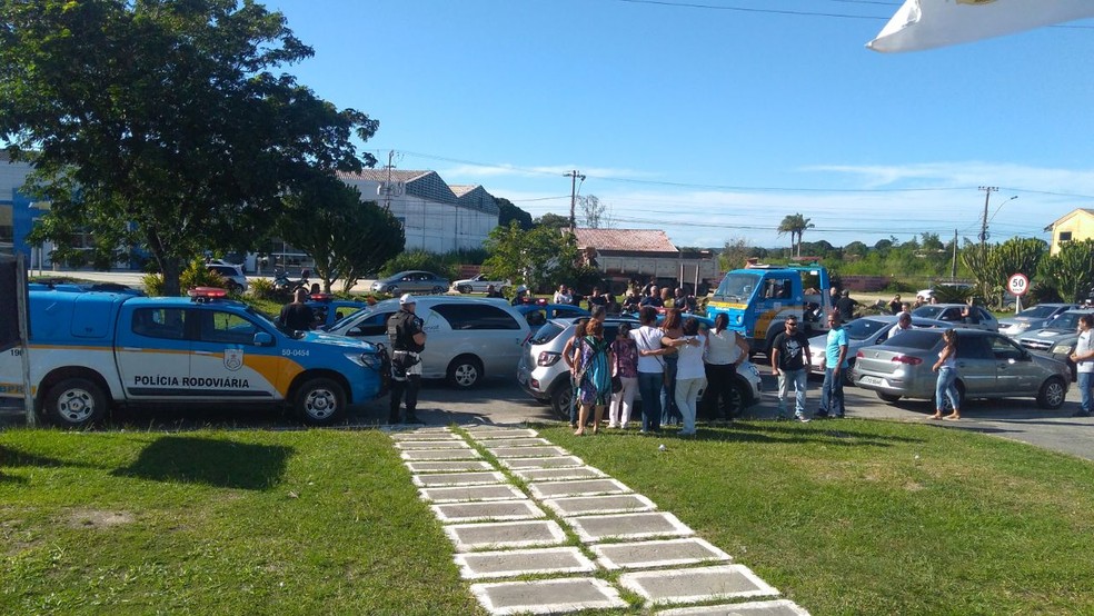 Policiais homenagearam cabo morto a tiros antes do sepultamento em Araruama (Foto: Batalhão de Polícia Rodoviária Estadual/Divulgação)
