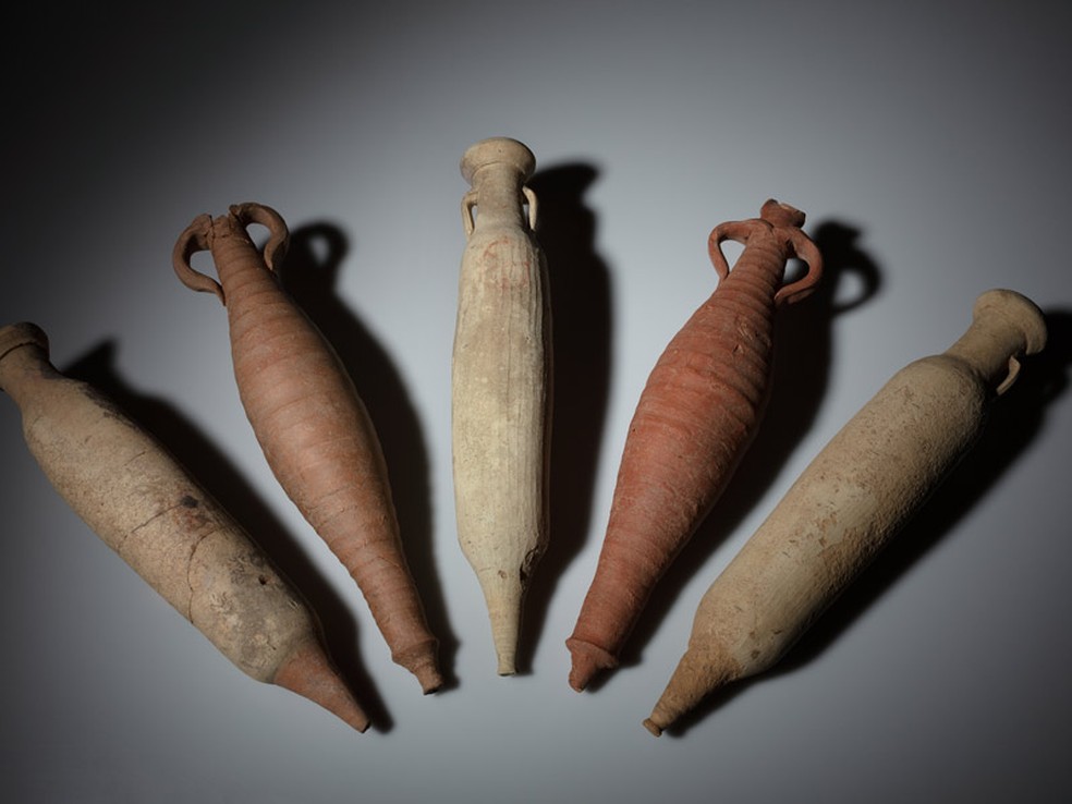 Foi encontrada uma grande quantidade de ânforas, algumas de Éfeso (marrom), outras importadas do norte da África (bege) - Foto:  © OeAW-OeAI/Niki Gail