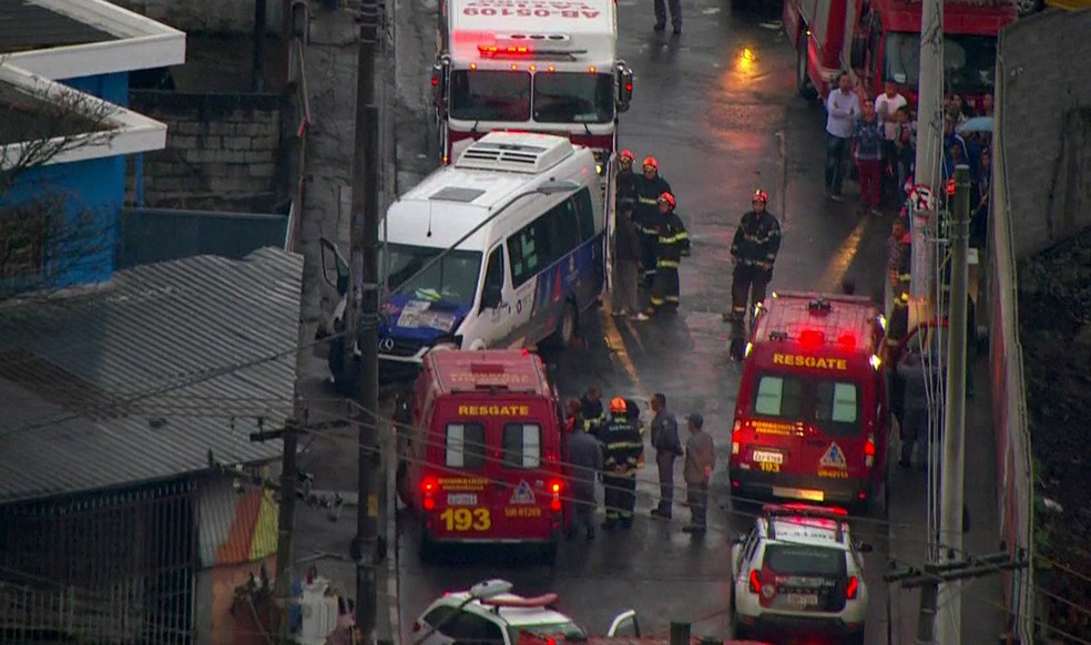 Van bate em poste em Guarulhos e deixa dez pessoas feridas (Foto: TV Globo/Reprodução)