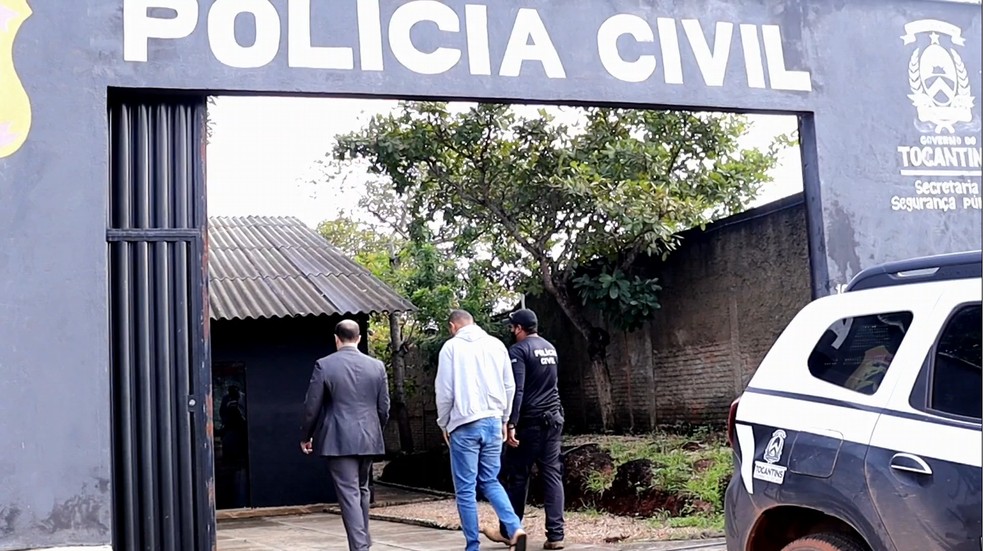 Suspeito foi levado para delegacia — Foto: Polícia Civil/Divulgação