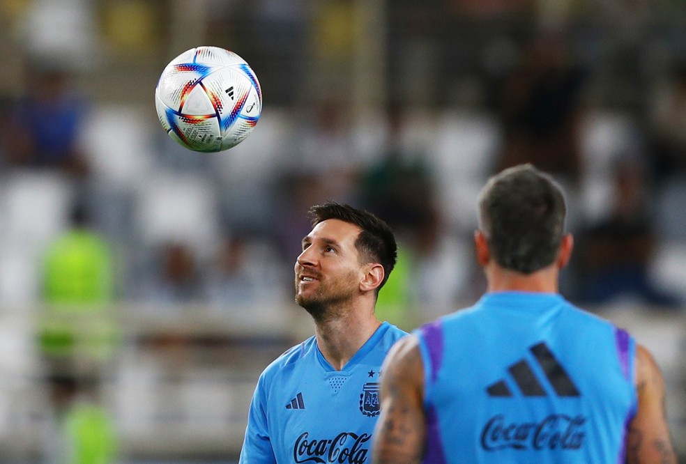 Messi olha para a bola em treino da Argentina em Abu Dhabi — Foto: Amr Alfiky/Reuters