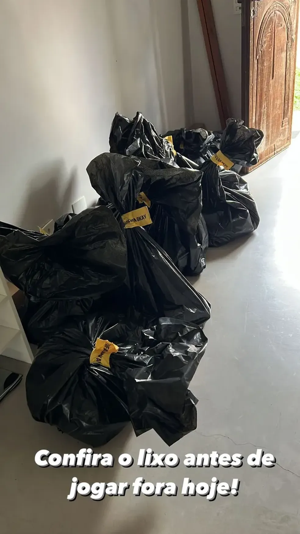 Convite da Farofa da Gkay é um saco de lixo — Foto: Instagram
