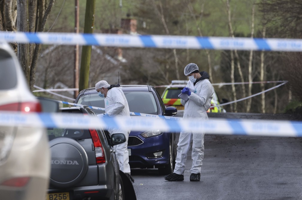 Investigadores forenses analisam cena de tentativa de assassinato na Irlanda do Norte — Foto: Liam McBurney/PA via AP