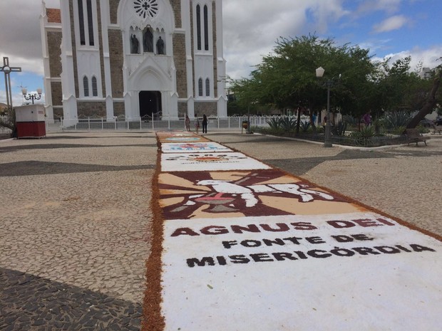 Tapete começou a ser montado na porta da Igreja Catedral, em Petrolina (Foto: Paulo Ricardo Sobral/ TV Grande Rio)
