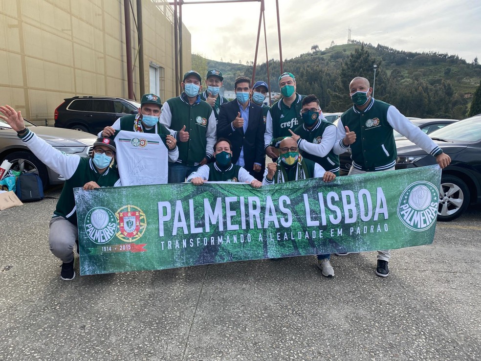Palmeirenses de Portugal homenageiam Abel Ferreira com presentes