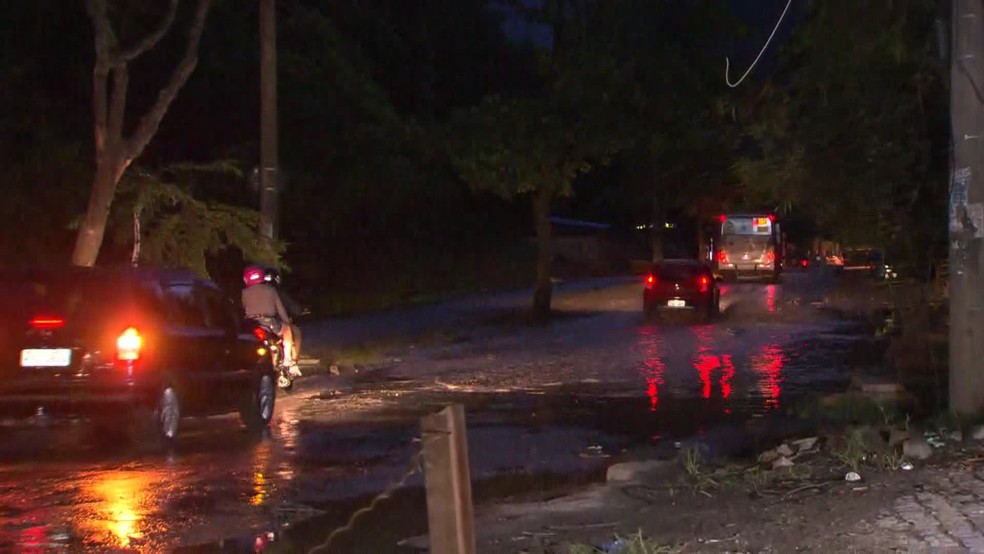 Na Avenida Engenheiro Souza Filho, em Rio das Pedras, a pista sentido Barra da Tijuca continua alagada (Foto: Reprodução/ TV Globo)