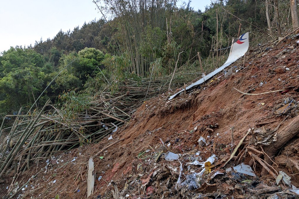 Pedaço de destroços do voo MU5735 da China Eastern após queda em Guangxi Zhuang, no sul da China, em 21 de março de 2022 — Foto: Xinhua via AP