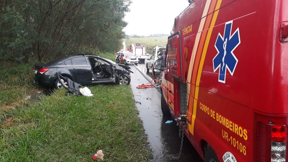 Um dos carros chegou a sair da pista; chovia no momento em que ocorreu a colisão — Foto: Diego Pereira/Mais Tupã 