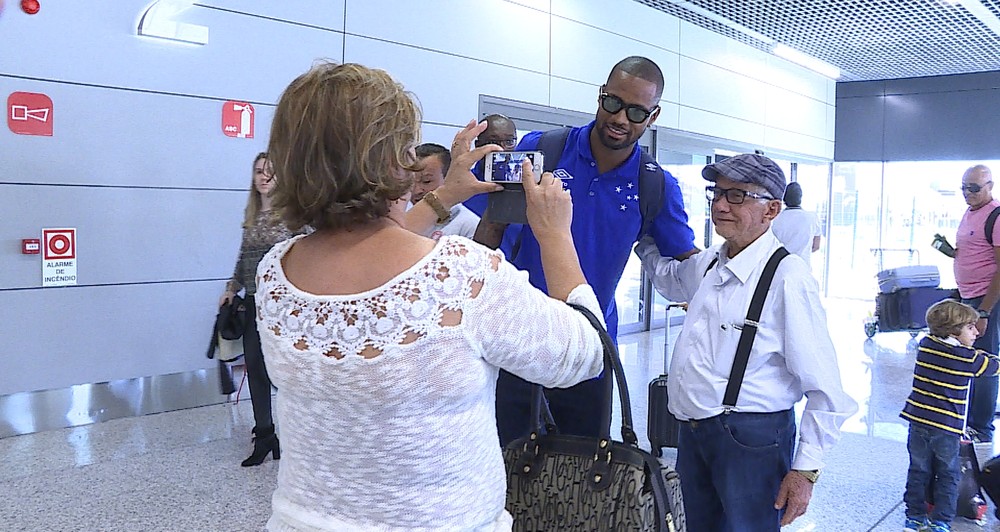Com dores no joelho, Dedé tranquiliza torcida, mas indica que não joga 5ª feira