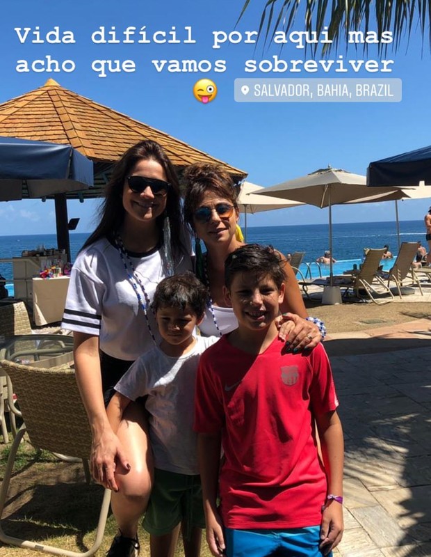 Fernanda Gentil com os filhos e a namorada, Priscila Montandon (Foto: Reprodução/Instagram)