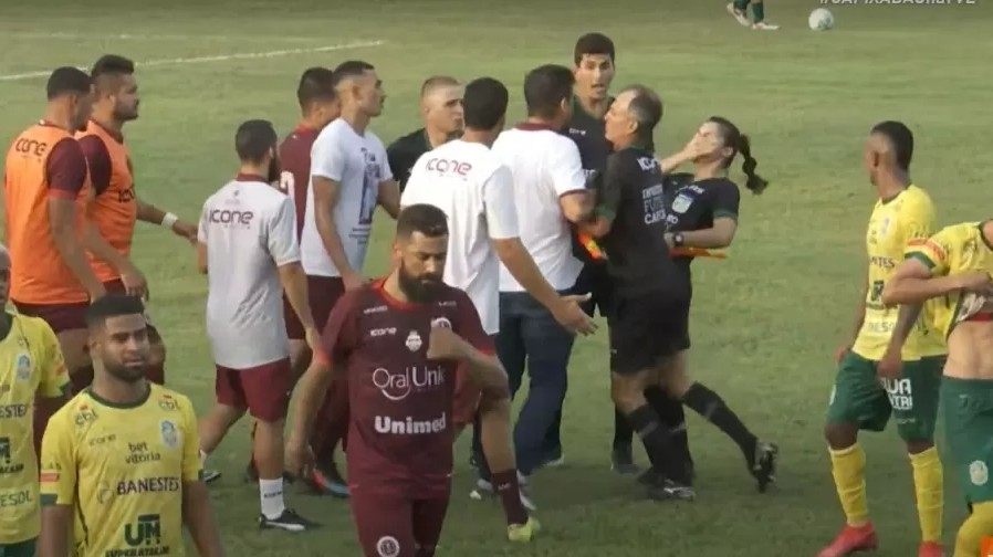 A assistente de arbitragem Marcielly Netto foi agredida pelo técnico da Desportiva Ferroviária, Rafael Soriano (Foto: Reprodução Instagram)