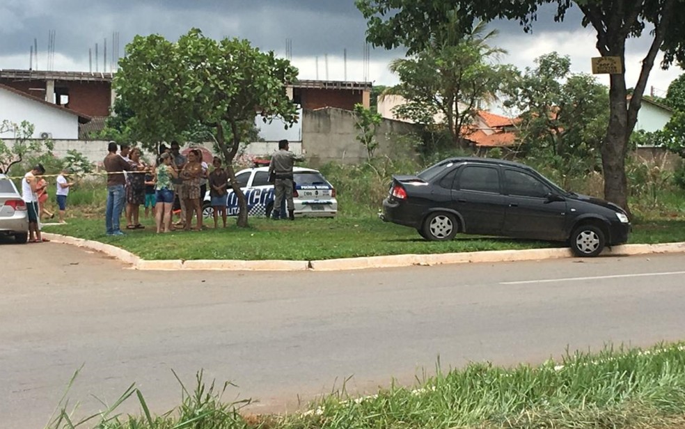 Advogada foi baleada dentro do carro no Conjunto Vera Cruz &mdash; Foto: Rosane Mendes/TV Anhanguera
