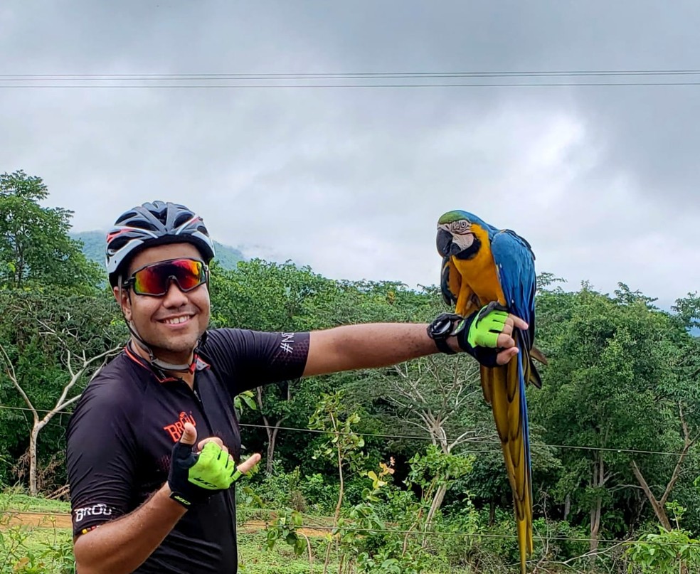 Jornalista Fernando Passos em clique com a dona arara — Foto: Arquivo Pessoal