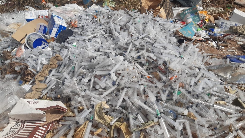 Seringas, agulhas e medicamentos foram encontrados descartados no local — Foto: Sérgio Henrique Santos/Inter TV Cabugi