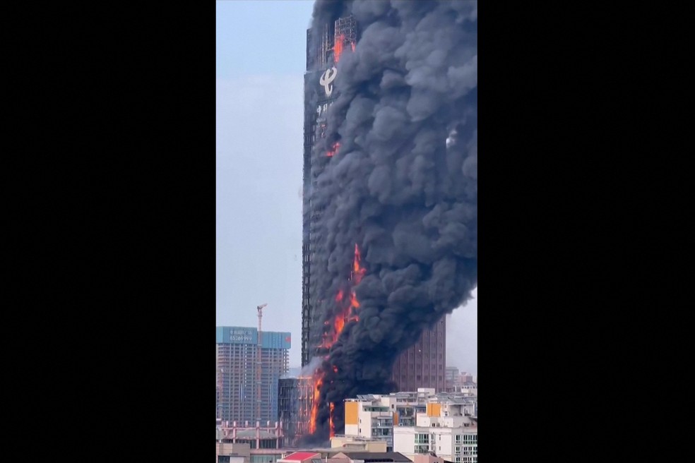 Prédio da China Telecom em chamas — Foto: Handout / ANONYMOUS / AFP