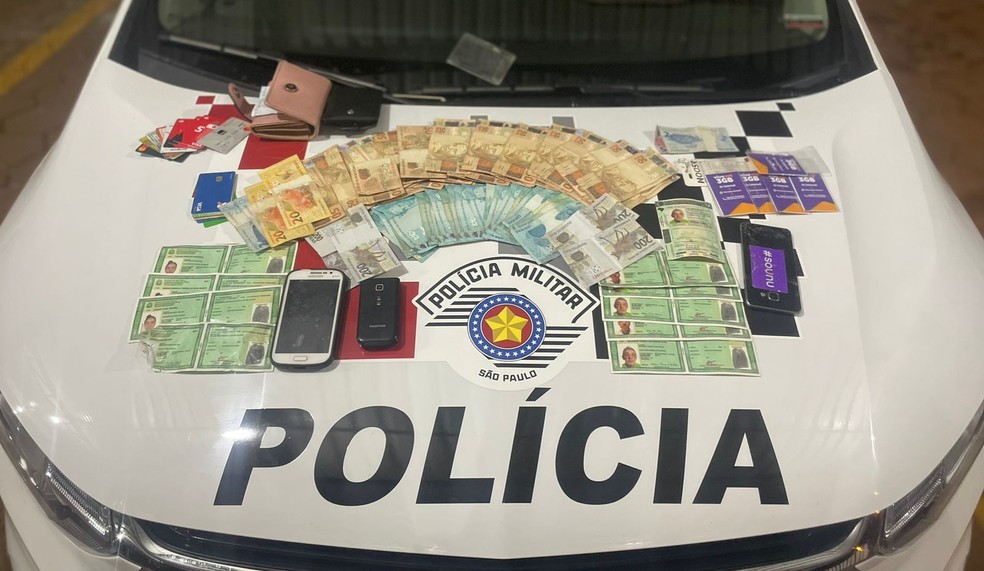 Três pessoas são presas ao aplicar golpe de saque do FGTS em lotéricas em Pereiras  — Foto: Polícia Militar/ Reprodução 