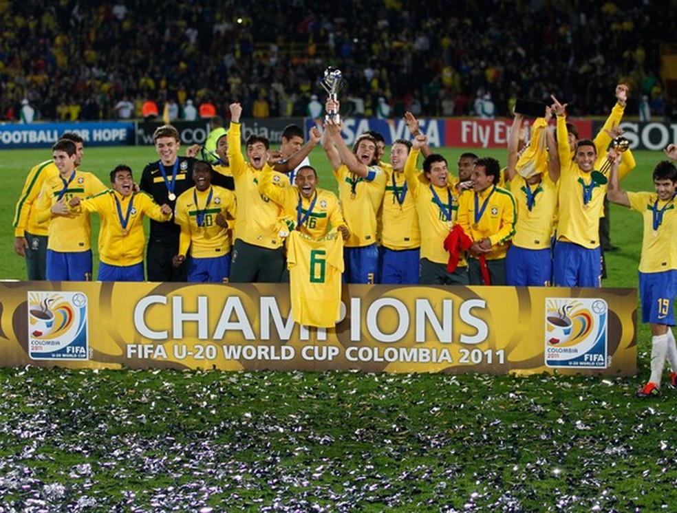 Garotada sub-20 levanta o troféu do Mundial conquistado em 2011 na Colômbia — Foto: AP