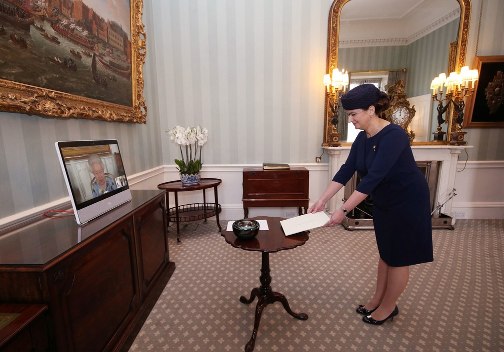 Ivita Burmistre, embaixadora da Letônia no Reino Unido, em foto de 27 de abril de 2021 — Foto: Yui Mok/Pool/Reuters