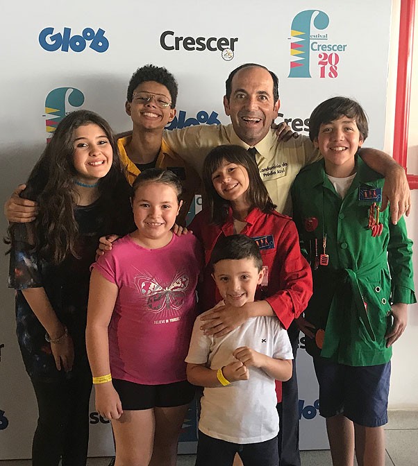 Luisa e Lucca com o elenco do D.P.A. no Festival Crescer 2018 (Foto: Fernando Nunes)