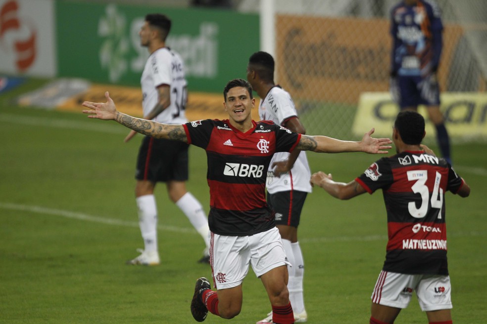 Com dois gols marcados contra o Atlhetico-PR, Pedro é segundo maior artilheiro da dupla Fla-Flu desde 2001 — Foto: André Durão