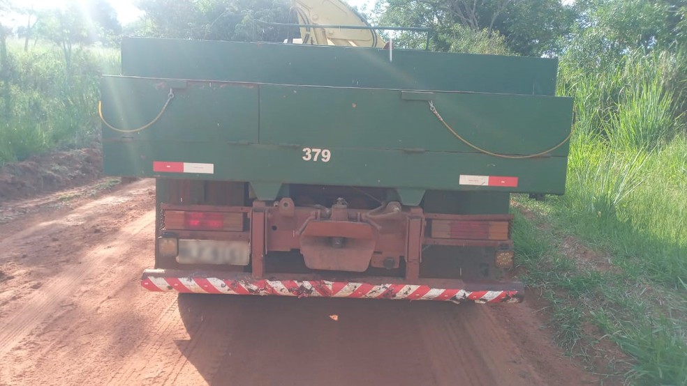 Batida entre carro e caminhão foi registrada na tarde deste sábado (22) — Foto: Polícia Rodoviária