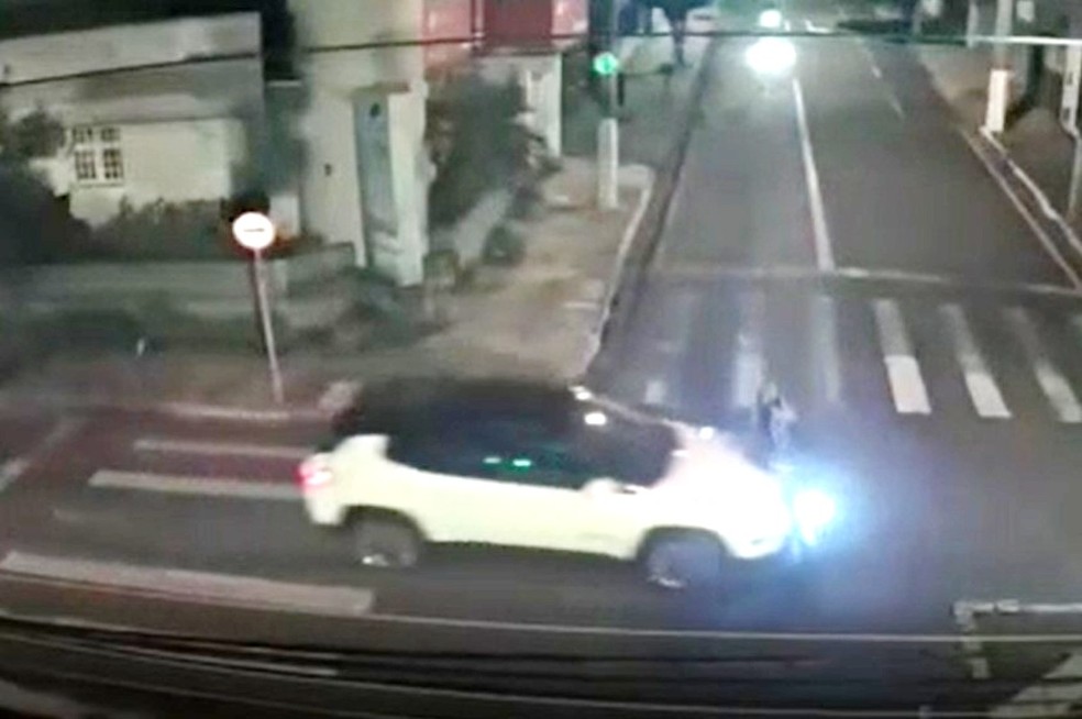 Batida aconteceu no cruzamento das ruas Rio de Janeiro e Lopes Trovão, na região central de Ourinhos — Foto: Reprodução/Videomonitoramento da Prefeitura de Ourinhos