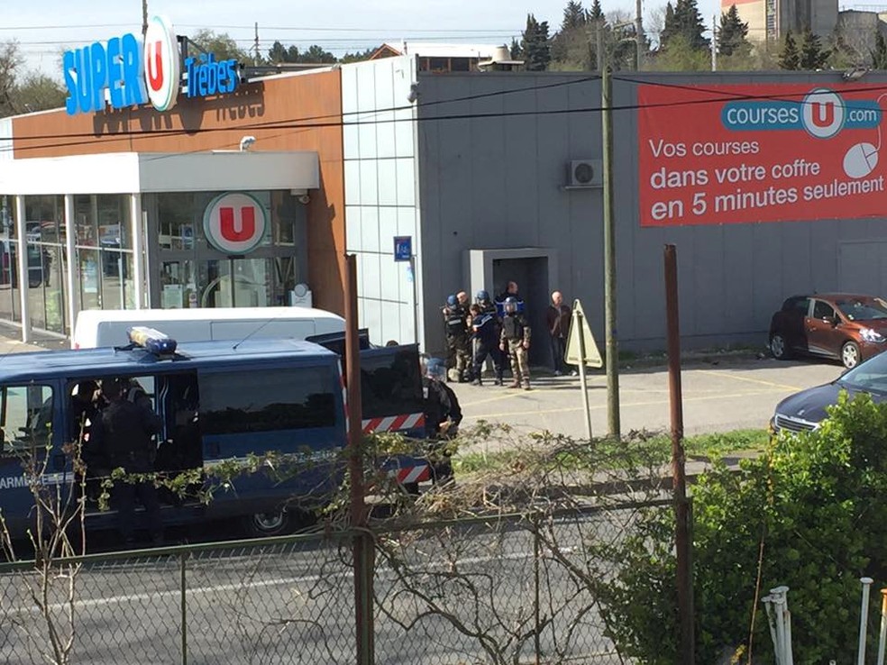 Policiais se agrupam em entrada de supermercado onde homem armado entrou, em Trèbes, na França (Foto: Reuters/