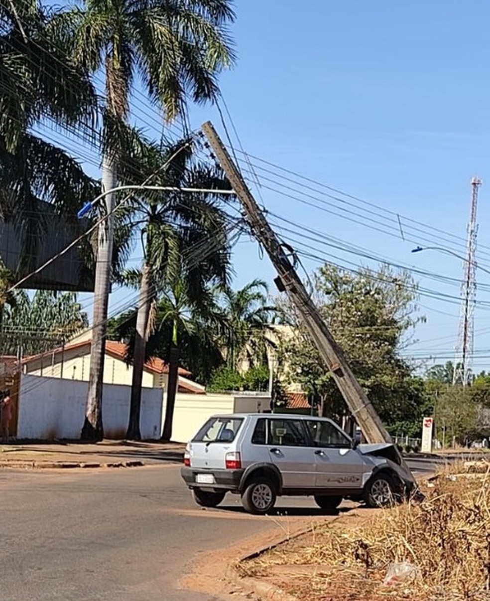 Carros batem em postes e deixam feridos no Tocantins — Foto: Divulgação/Energisa