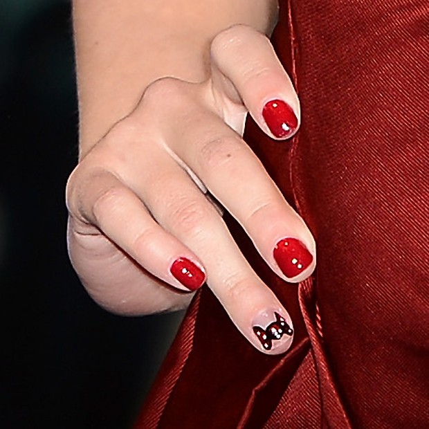 A atriz fez uma nail art fofa, com lacinho em uma das unhas (Foto: Getty Images)
