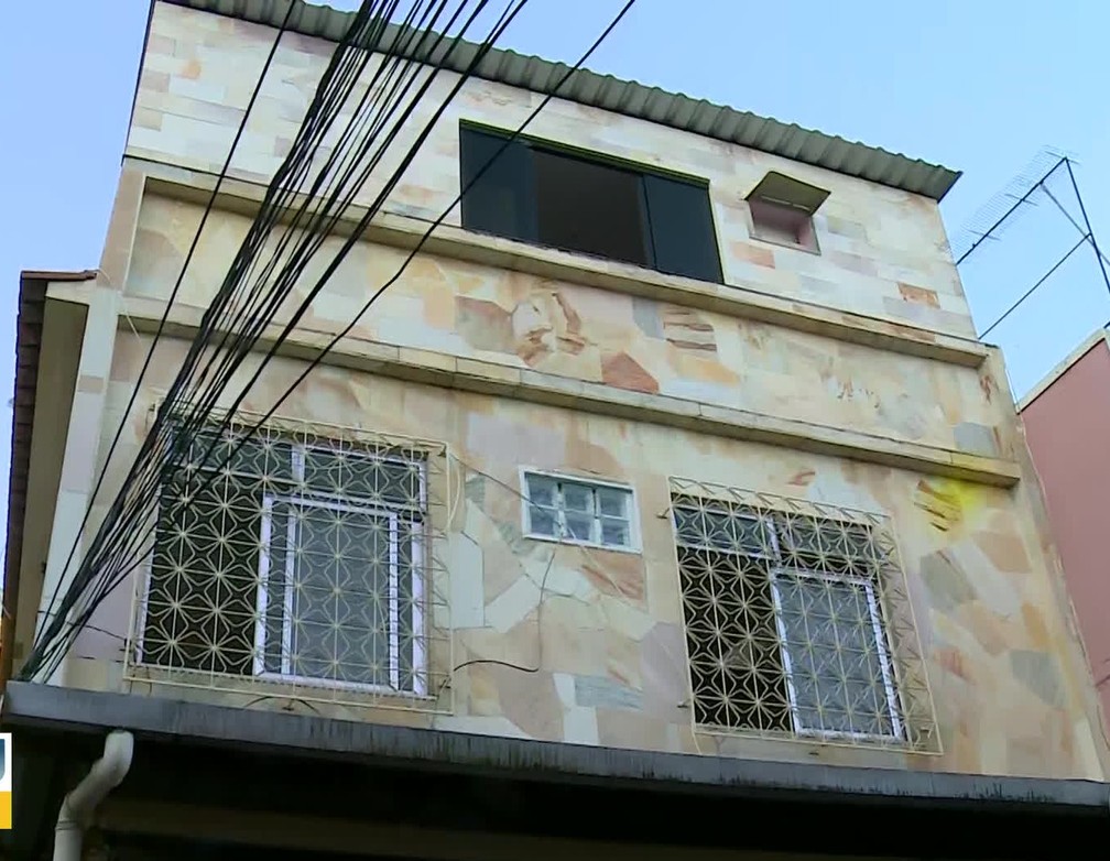 Fachada da casa de três andares, em Bento Ribeiro, na Zona Norte do Rio, que consta na declaração de bens do presidente Jair Bolsonaro. — Foto: TV Globo