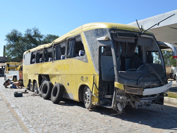 Ônibus ficou destruído e foi levado para ponto de apoio da concessionária (Foto: Lucas Madureira/Arquivo Pessoal)