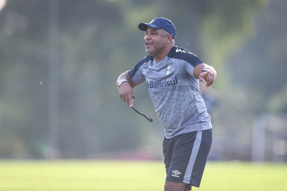 Roger completa três meses no comando do Grêmio com 31 jogadores utilizados