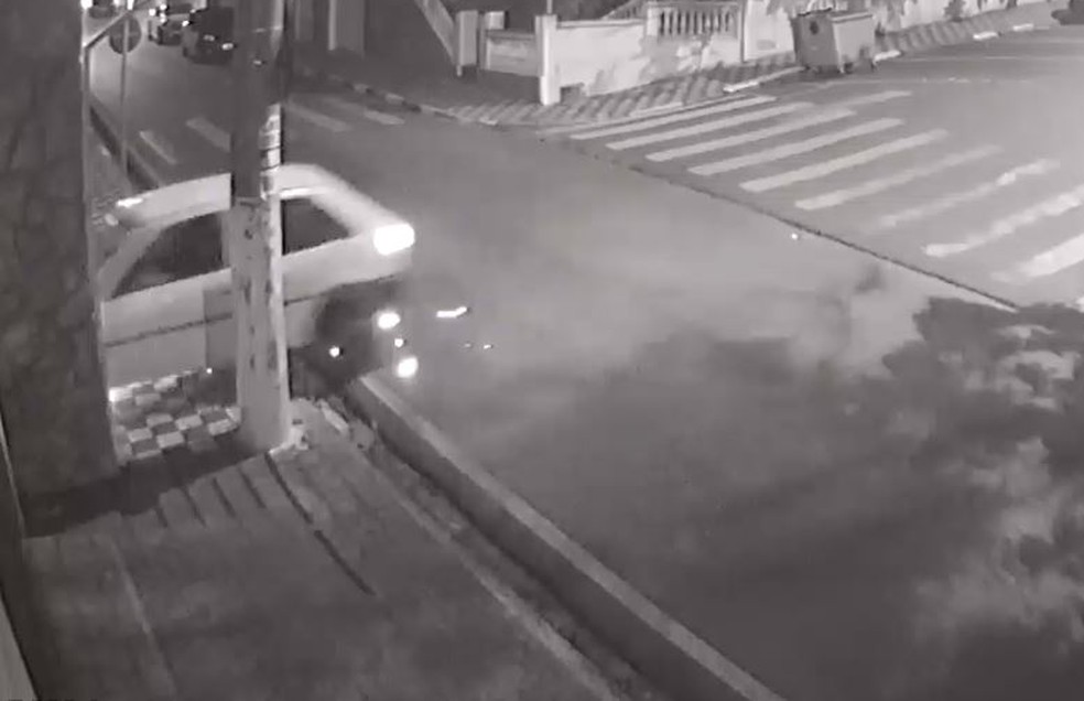 Câmera registra outro acidente no mesmo local onde mulher quase foi atropelada em Porto Feliz — Foto: Reprodução/Câmera de segurança