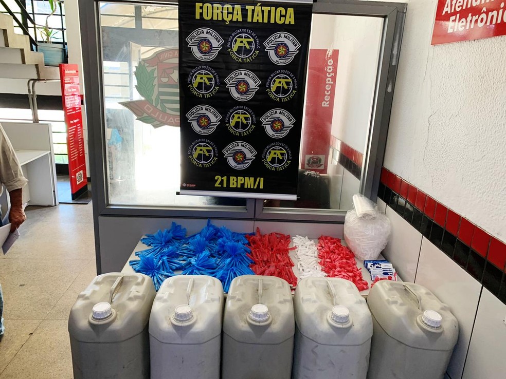 PM desativa depósito de drogas e apreende 125 litros de lança-perfume em Guarujá — Foto: Divulgação/Polícia Militar