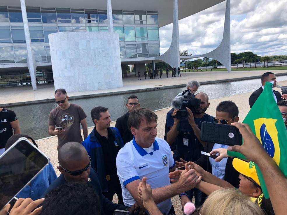 Resultado de imagem para Bolsonaro pede 'ajuda para governar' a apoiadores