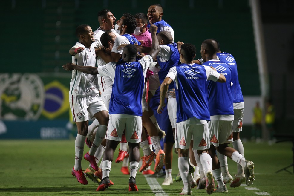 Jogadores do Fluminense comemoram gol sobre o Goiás — Foto: Lucas Merçon / FFC