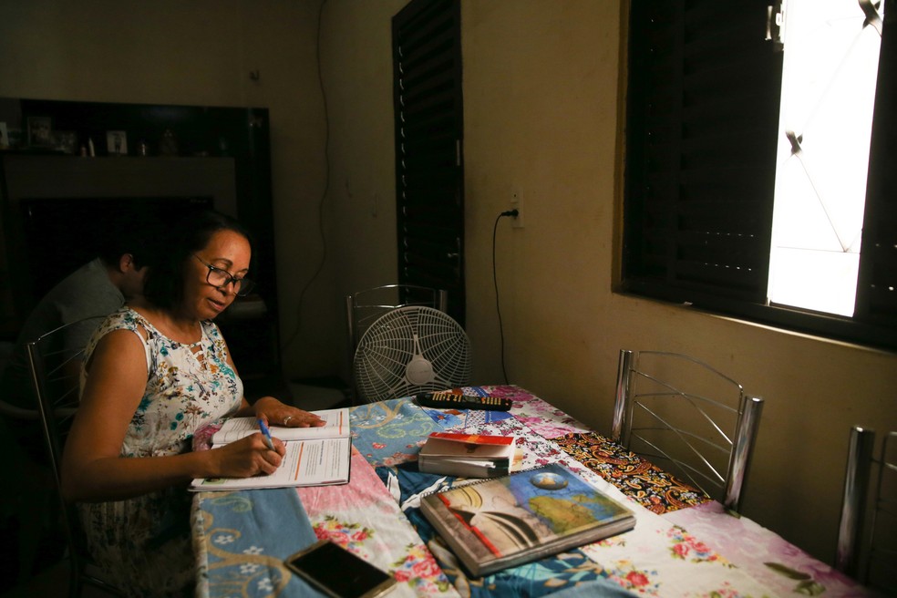 A estudante Raimunda é uma das 363 pessoas de 60 anos ou mais inscritas no Enem no Ceará.  — Foto: Natinho Rodrigues/SVM