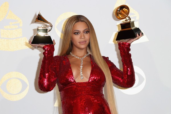 Beyoncé posa com seus dois prêmios no Grammy (Foto: Getty Images)