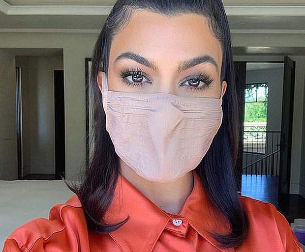 Kourtney usando uma das máscaras faciais da linha SKIMS, empresa da sua irmã Kim Kardashian (Foto: Instagram)