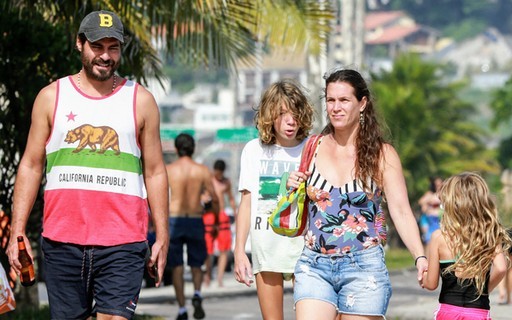 Thiago Lacerda e Vanessa Lóes passeiam com os filhos no Rio