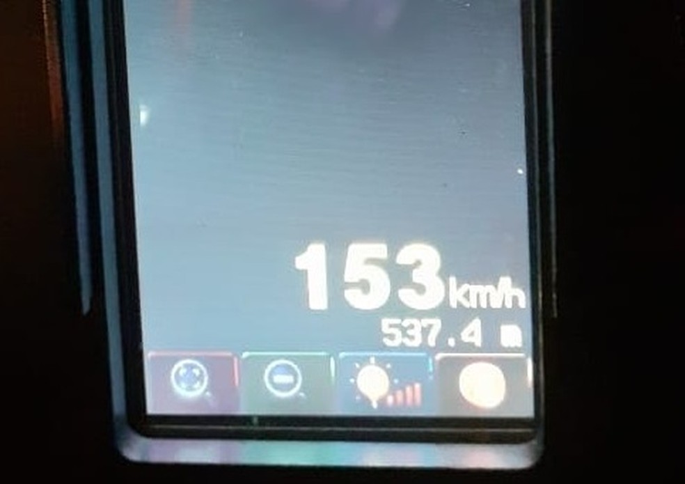 Radar móvel do CRBM registrou a velocidade que o motorista dirigia — Foto: CRBM/Divulgação