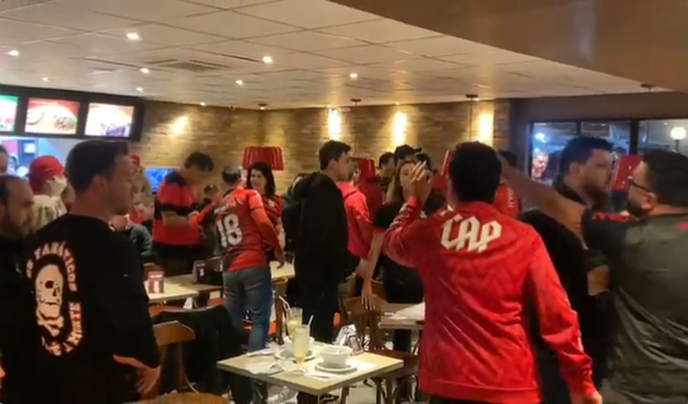 Torcedores do Athletico expulsam flamenguistas Flamengo em restaurante — Foto: Reprodução